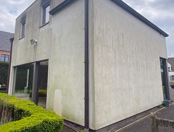 Façades sales d'une maison en cours de nettoyage